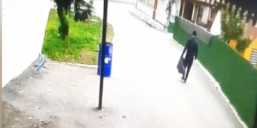 Devrilen ağacın altında kalmaktan son anda kurtuldu