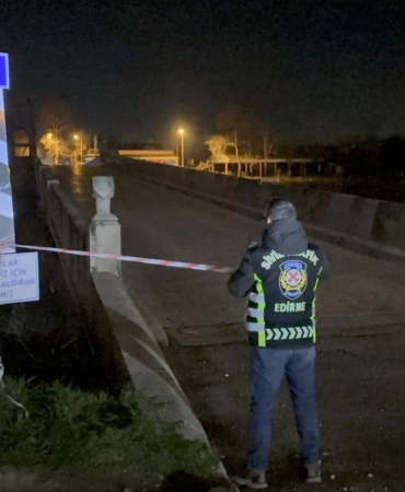 Edirne'de Tunca Köprüsü taşkın riski nedeniyle trafiğe kapatıldı