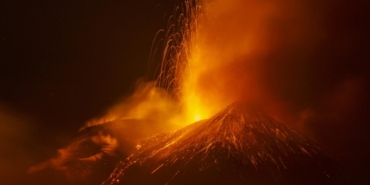 Endonezya'daki Semeru Yanardağı'nda 5 kez patlama meydana geldi