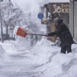 Erzurum'da araçlar kar altında kayboldu