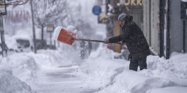 Erzurum'da araçlar kar altında kayboldu