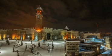 Erzurum'da tarihi yapılar beyaz örtüyle kaplandı