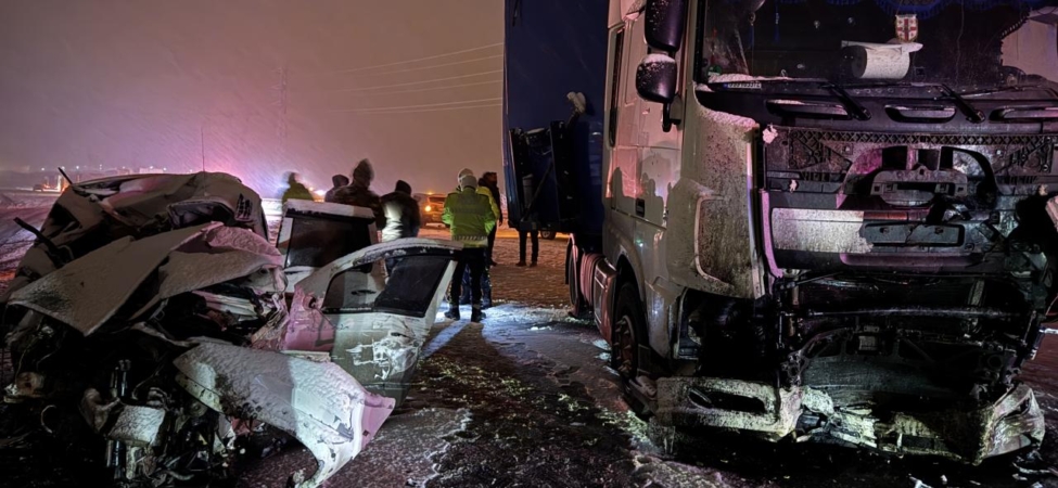 Erzurum'da tır ile otomobil çarpıştı: 4 ölü