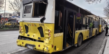 Fatih'te 3 İETT otobüsü durağa yanaşırken kaza yaptı