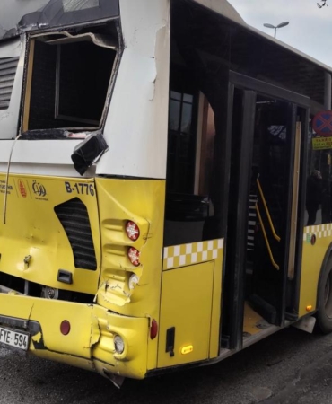 Fatih'te 3 İETT otobüsü durağa yanaşırken kaza yaptı