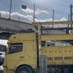 Fatih'te üst geçide tır çarptı