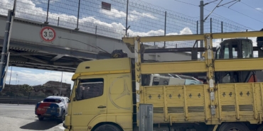 Fatih'te üst geçide tır çarptı