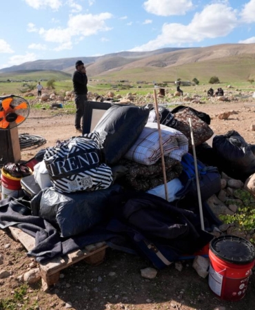Filistin topraklarını gasbeden İsrailliler, Batı Şeria'da 15 Filistinli aileyi yerinden etti