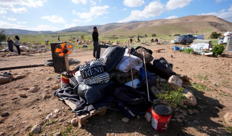 Filistin topraklarını gasbeden İsrailliler, Batı Şeria'da 15 Filistinli aileyi yerinden etti