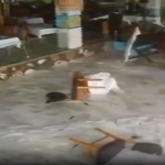 Fırtına sahili vurdu: Dev dalgalar restoranı bastı