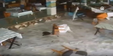 Fırtına sahili vurdu: Dev dalgalar restoranı bastı