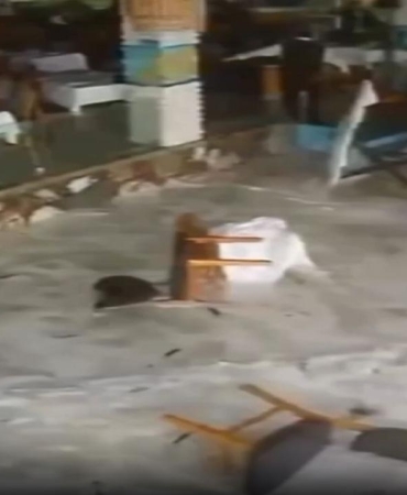 Fırtına sahili vurdu: Dev dalgalar restoranı bastı