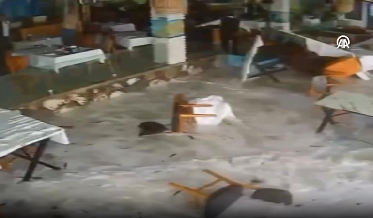 Fırtına sahili vurdu: Dev dalgalar restoranı bastı