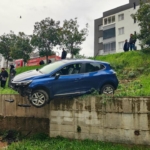 Fren yerine gaza basınca sitenin bahçesine yuvarlandı