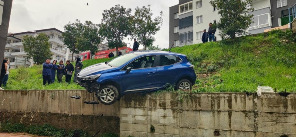 Fren yerine gaza basınca sitenin bahçesine yuvarlandı