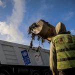 Gazze Belediyesi, İsrail saldırıları nedeniyle biriken atıkları kaldırmaya çalışıyor
