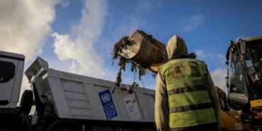 Gazze Belediyesi, İsrail saldırıları nedeniyle biriken atıkları kaldırmaya çalışıyor