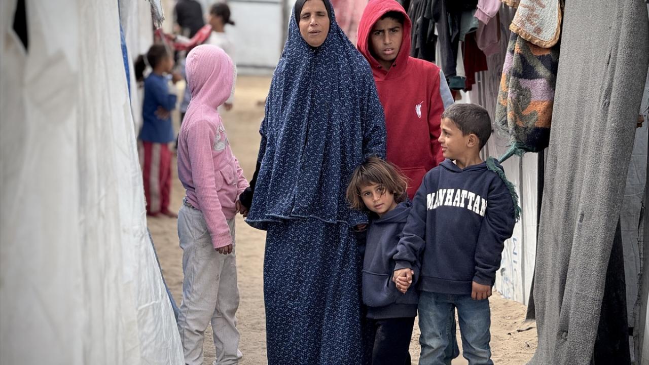 Gazzede aileler ramazanı hasarlı okulda yokluk içinde geçiriyor