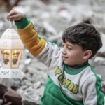 Gazzeliler çadırların arasında da olsa çocuklara ramazan coşkusunu yaşatmaya çalışıyor