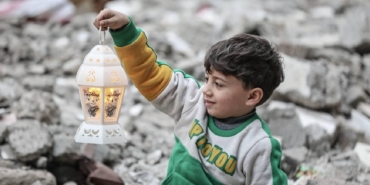 Gazzeliler çadırların arasında da olsa çocuklara ramazan coşkusunu yaşatmaya çalışıyor