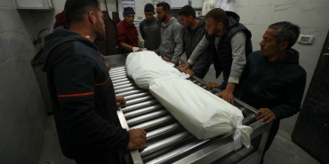 Gazzeliler, katil İsrail'in çekildiği Sarı Hat'tan düzenlediği saldırılarda can vermeye devam ediyor