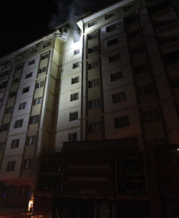 Hatay'da 8 katlı binada yangın: 13 kişi dumandan etkilendi
