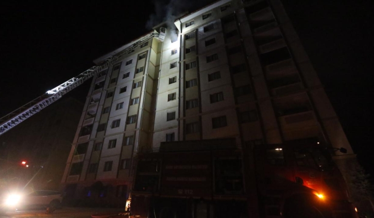 Hatay'da 8 katlı binada yangın: 13 kişi dumandan etkilendi