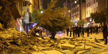 Hatay'da hasarlı bina yıkım esnasında çöktü