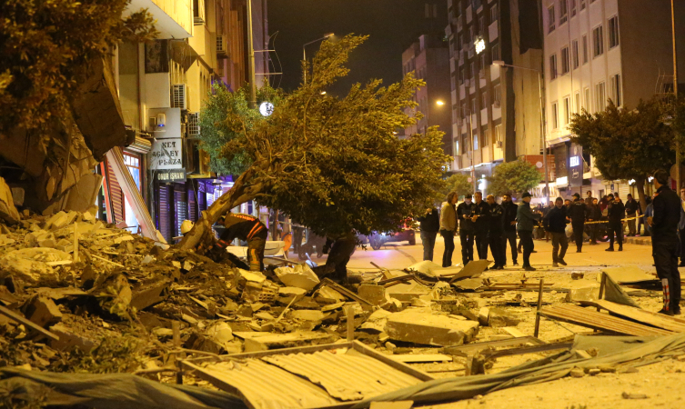 Hatay'da hasarlı bina yıkım esnasında çöktü