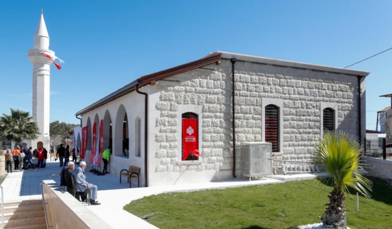 Hatay'da yeniden inşa edilen Fatikli Camii ibadete açıldı