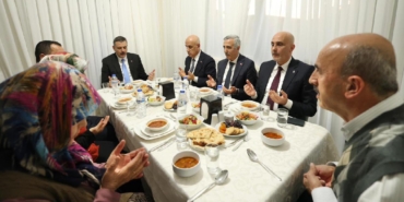 İçişleri Bakanı Çiftçi 6 Şubat depremlerinden etkilenen aile ile iftar yaptı