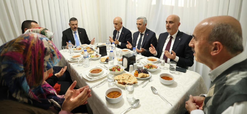İçişleri Bakanı Çiftçi 6 Şubat depremlerinden etkilenen aile ile iftar yaptı
