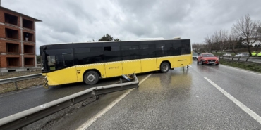 İETT otobüsü yol kenarındaki bariyere böyle çarptı