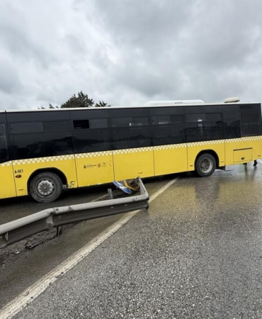 İETT otobüsü yol kenarındaki bariyere böyle çarptı