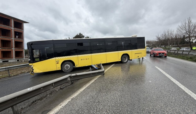 İETT otobüsü yol kenarındaki bariyere böyle çarptı