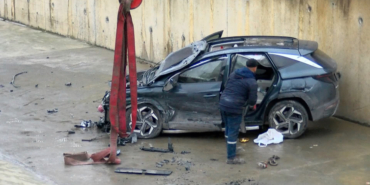 İki araç çarpıştı, otomobillerden biri dereye uçtu