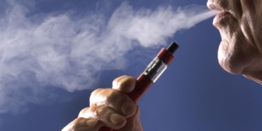 İngiltere'de özel araçlarda sigara yasağı hazırlığı