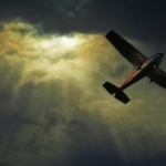 İnişe geçen uçaktaki pilotları silahla vurdular