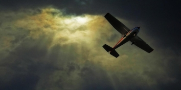 İnişe geçen uçaktaki pilotları silahla vurdular