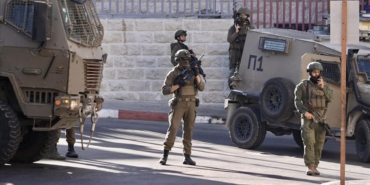 İşgalci İsrail askerleri Batı Şeria'daki baskınlarda 5 Filistinliyi gözaltına aldı