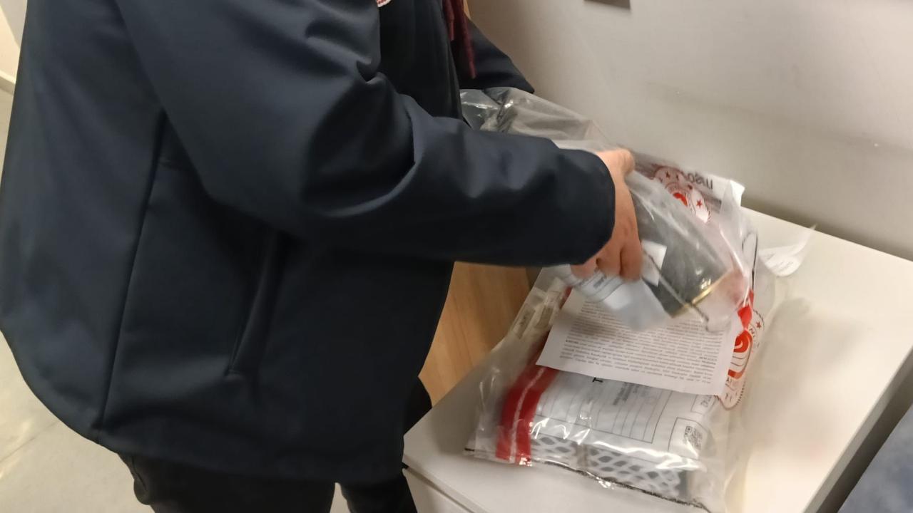 İstanbul Havalimanı'nda kaçak 13 kilogram mersin balığı havyarı ele geçirildi