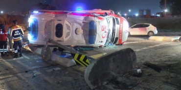 İstanbul'da ambulansla otomobil çarpıştı: 3 yaralı