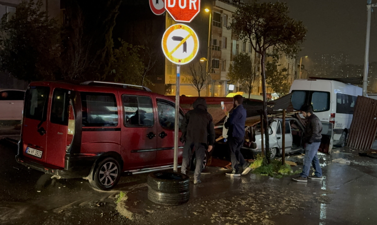 İstanbul'da fırtına hayatı olumsuz etkiledi