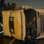 İstanbul'da hafriyat kamyonu bariyere çarparak devrildi: 2 yaralı