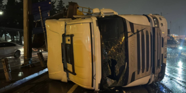 İstanbul'da hafriyat kamyonu bariyere çarparak devrildi: 2 yaralı