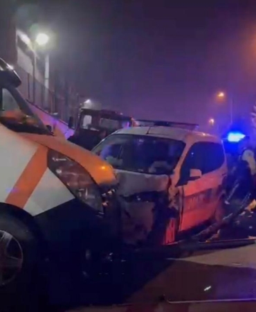 İstanbulda polis aracıyla otomobil çarpıştı: 3 yaralı