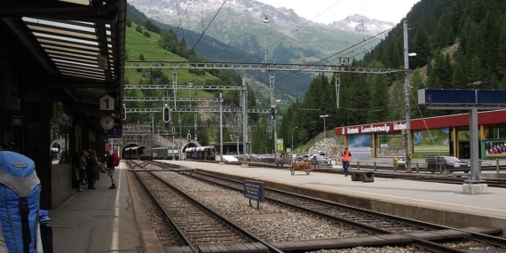 İsviçre'de 80 yolcuyu taşıyan tren raydan çıktı