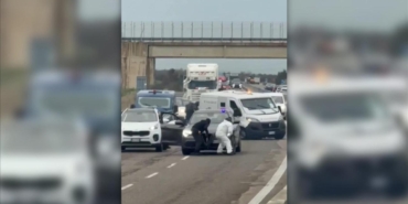 İtalya'da film gibi soygun girişimi: Yolu ateşe verip çatışmaya girdiler