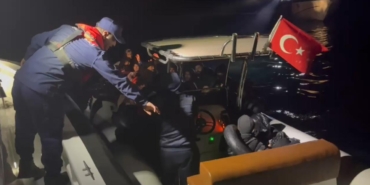 İzmir açıklarında 28 düzensiz göçmen yakalandı