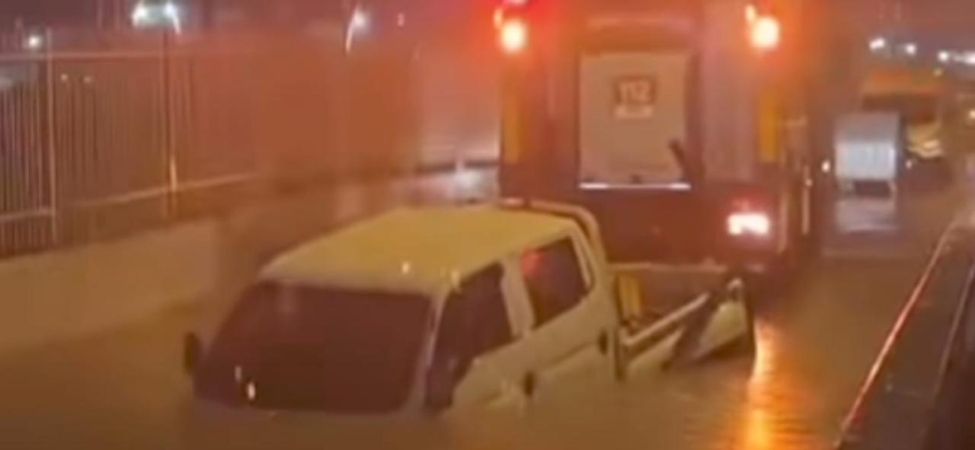 İzmirde alt geçitte mahsur kalan sürücü hayatını kaybetti